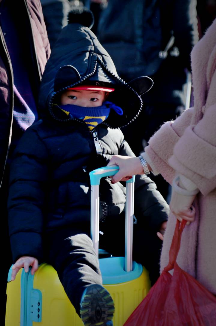 《回家·行李箱上的男孩》 段晓霞