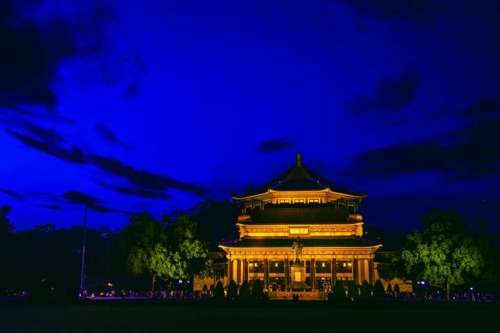 《磅礴独立中山碑》 马晋芝