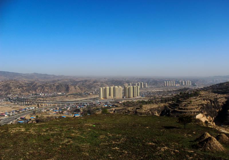 《山城新貌》 杨霄生