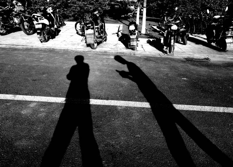 《小心“追尾”》 周传勇